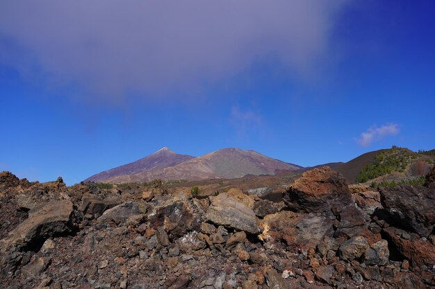 Foto vista panorâmica de montanhas contra o céu azul