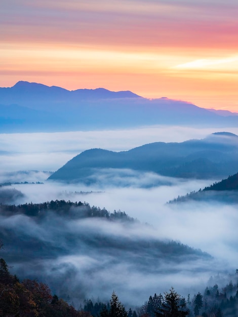 Vista panorâmica de montanhas contra o céu durante o pôr-do-sol