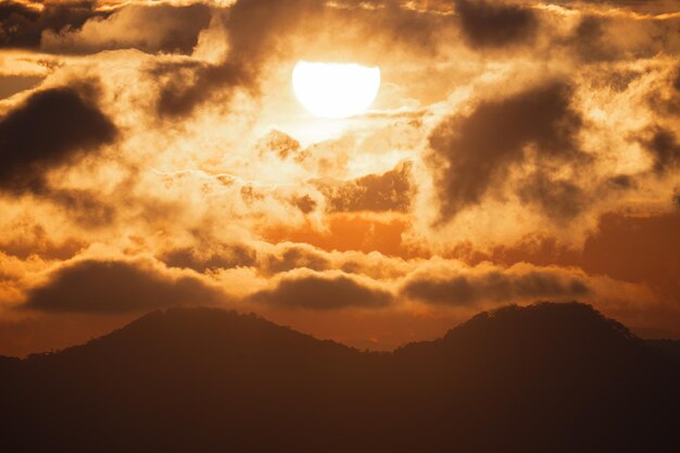 Foto vista panorâmica de montanhas contra o céu durante o pôr-do-sol