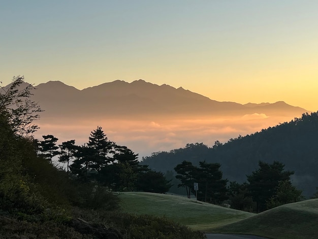 Vista panorâmica de montanhas contra o céu durante o pôr-do-sol