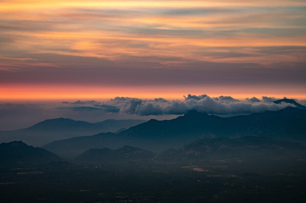 Foto vista panorâmica de montanhas contra o céu durante o pôr-do-sol