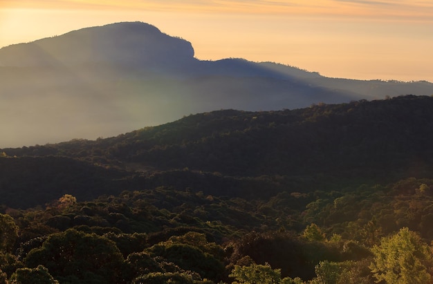 Vista panorâmica de montanhas contra o céu durante o pôr-do-sol