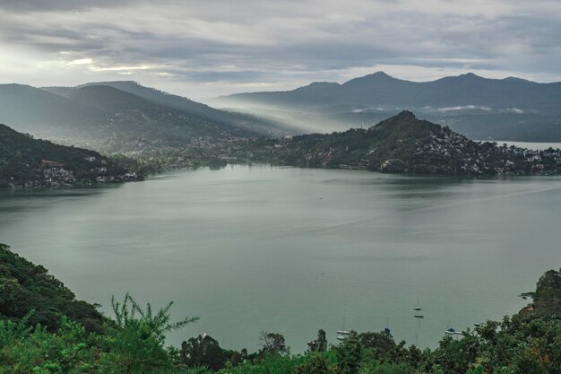 Vista panorâmica de montanhas contra o céu