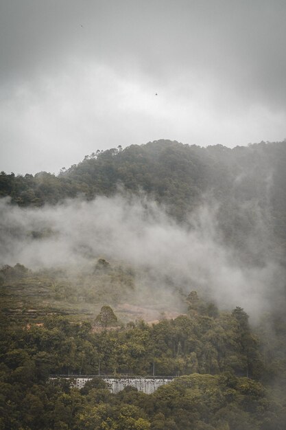 Foto vista panorâmica de montanhas contra o céu