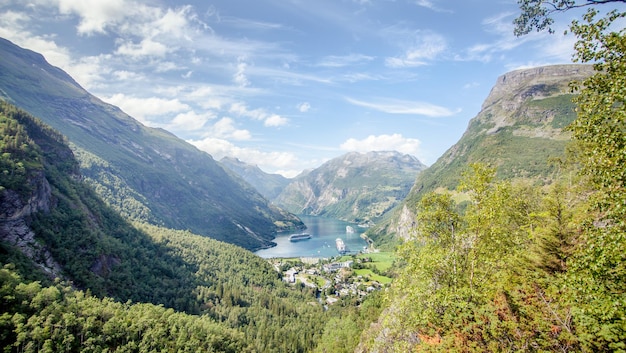 Vista panorâmica de montanhas contra o céu