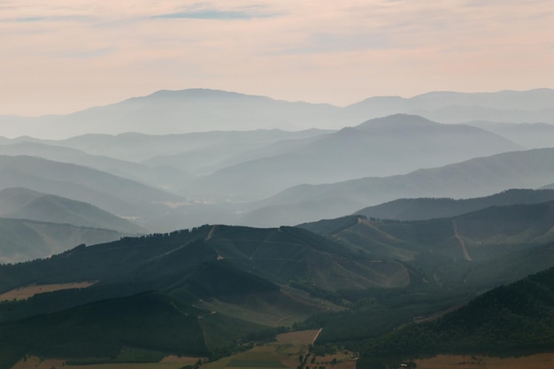Vista panorâmica de montanhas contra o céu