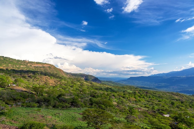 Vista panorâmica de montanhas contra o céu