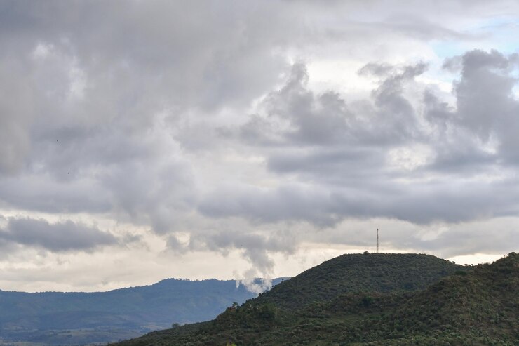Foto vista panorâmica de montanhas contra o céu