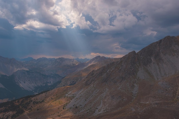 Vista panorâmica de montanhas contra o céu