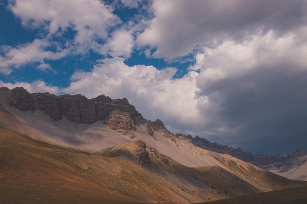 Vista panorâmica de montanhas contra o céu