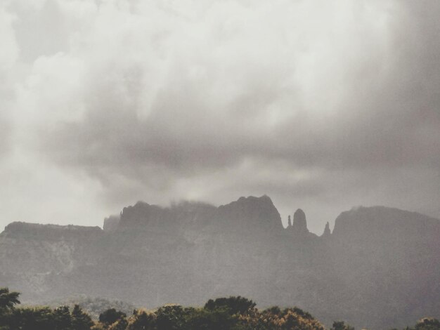 Foto vista panorâmica de montanhas contra o céu