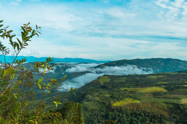 Foto vista panorâmica de montanhas contra o céu