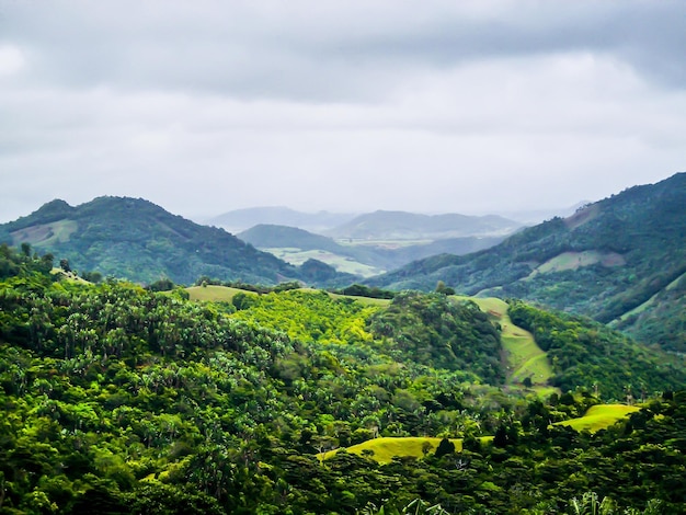 Vista panorâmica de montanhas contra o céu