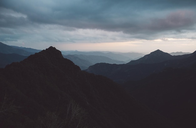 Vista panorâmica de montanhas contra o céu