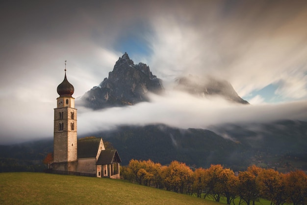 Vista panorâmica de montanhas e edifícios contra o céu