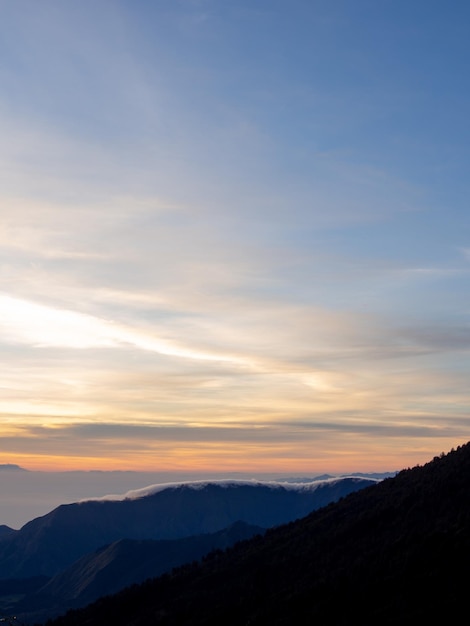 Vista panorâmica de montanhas em silhueta contra o céu ao pôr-do-sol