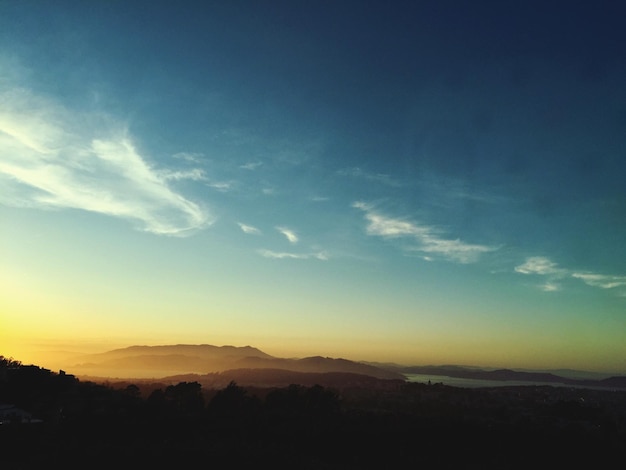 Vista panorâmica de montanhas em silhueta contra o céu durante o pôr do sol