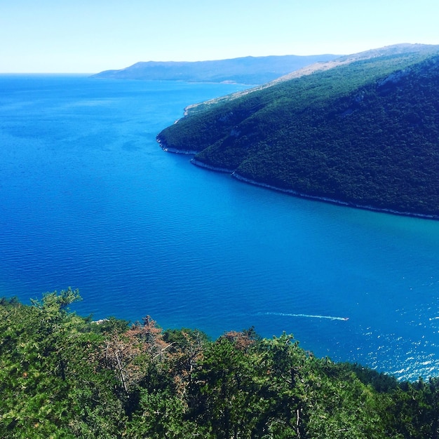 Vista panorâmica de montanhas junto ao mar Mediterrâneo