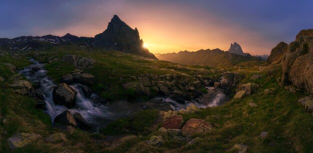 Foto vista panorâmica de montanhas rochosas contra o céu durante o pôr-do-sol