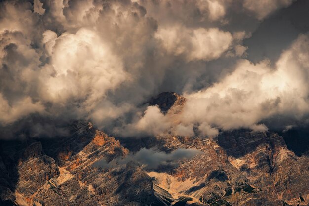 Foto vista panorâmica de montanhas rochosas contra o céu nublado