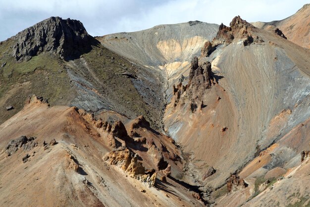 Vista panorâmica de montanhas rochosas contra o céu