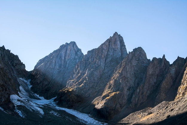 Vista panorâmica de montanhas rochosas contra um céu claro
