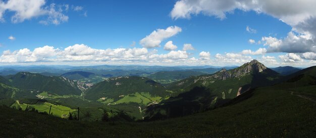 Foto vista panorâmica de montanhas verdes contra o céu nublado