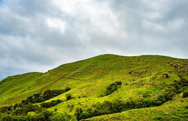 Foto vista panorâmica de montanhas verdes contra o céu