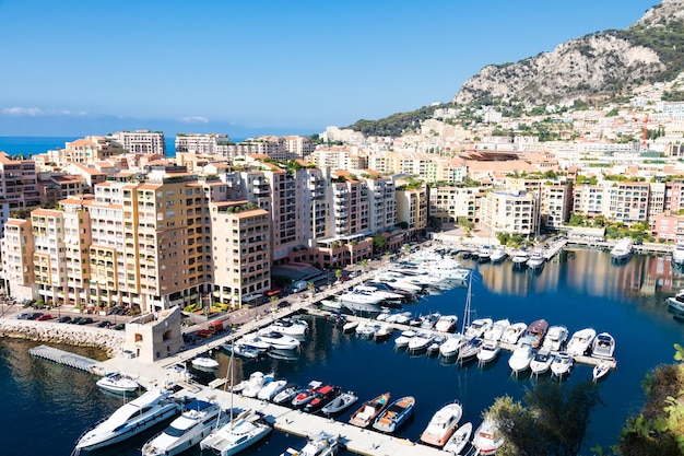 Vista panorâmica de Montecarlo Monaco do porto de Fontvielle com céu azul e mar