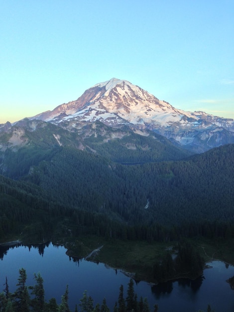 Vista panorâmica de Mt Rainier contra o céu azul