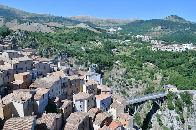 Vista panorâmica de Muro Lucano, uma antiga aldeia nas montanhas da região da Basilicata, na Itália