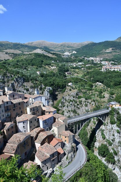 Vista panorâmica de Muro Lucano, uma antiga aldeia nas montanhas da região da Basilicata, na Itália