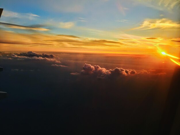 Foto vista panorâmica de nuvens contra o céu durante o pôr-do-sol