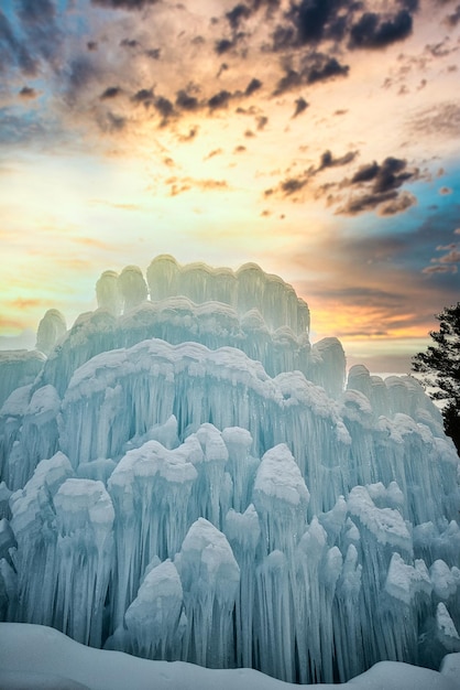 Foto vista panorâmica de paisagem coberta de neve contra o céu durante o pôr-do-sol