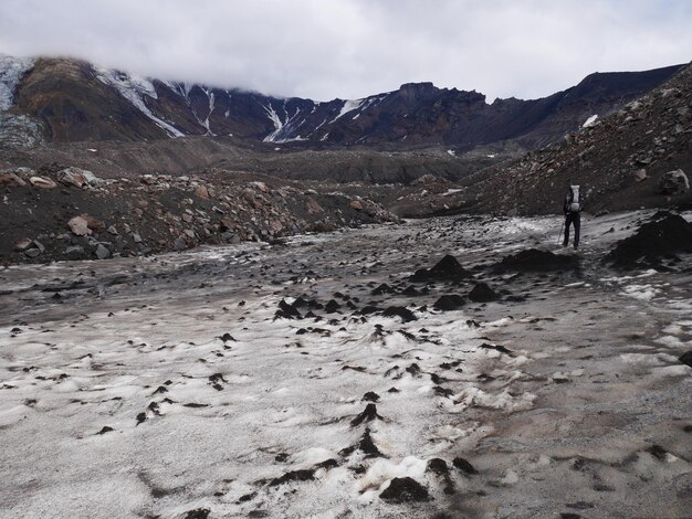 Vista panorâmica de paisagem coberta de neve contra o céu