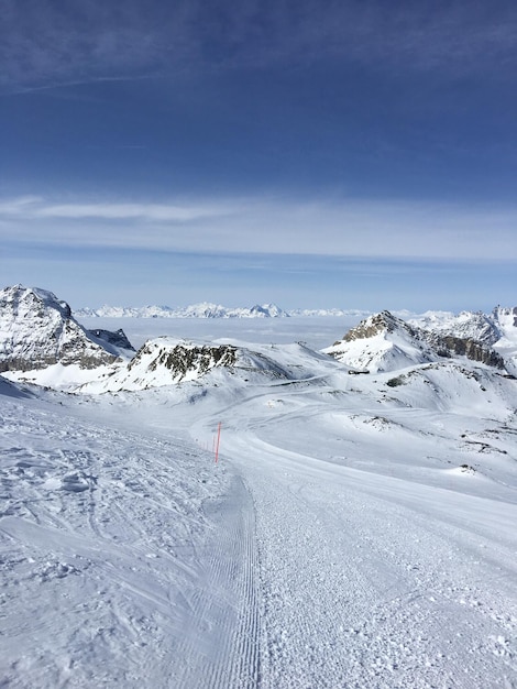 Vista panorâmica de paisagem coberta de neve contra o céu