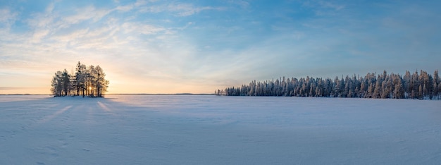 Foto vista panorâmica de paisagem congelada contra o céu durante o inverno