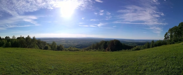 Vista panorâmica de paisagem verde contra o céu