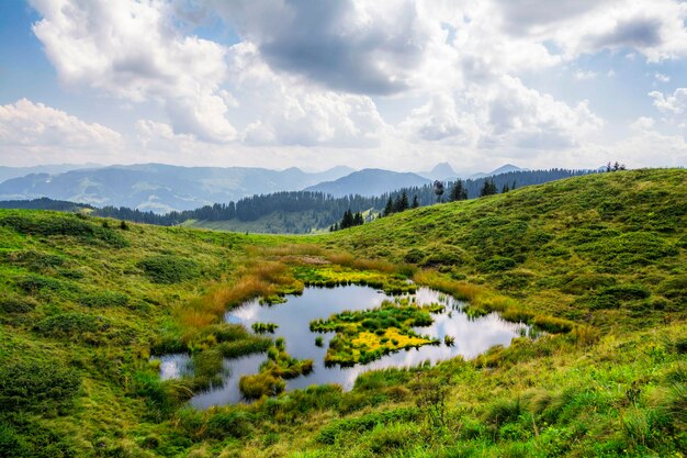 Foto vista panorâmica de paisagens verdes e montanhas contra o céu