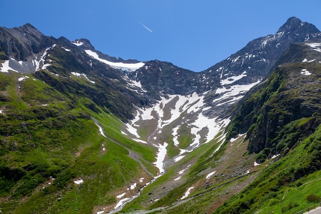 Vista panorâmica de prados alpinos verdes e montanhas