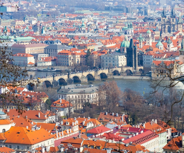 Vista panorâmica de Praga, Ponte Carlos e Vltava