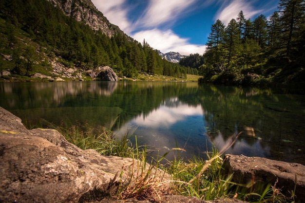 Vista panorâmica de reflexões da paisagem dramática no lago