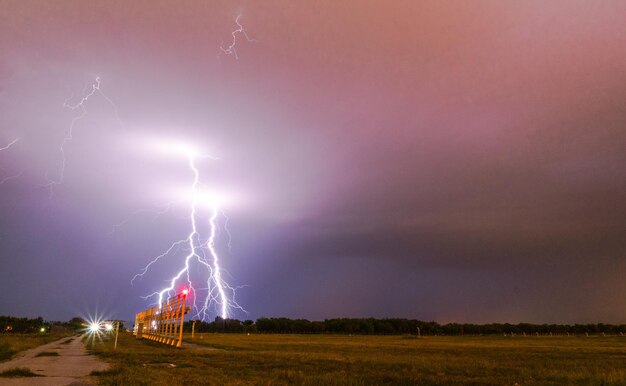 Foto vista panorâmica de relâmpagos sobre o campo contra o céu dramático