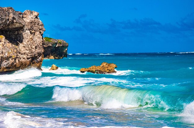 Foto vista panorâmica de rochas no mar contra o céu azul