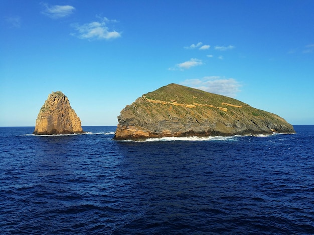 Foto vista panorâmica de rochas no mar contra o céu azul