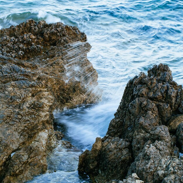 Foto vista panorâmica de rochas no mar