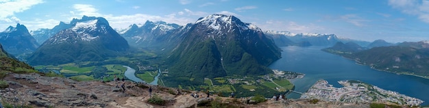 Foto vista panorâmica de romsdalsfjord da montanha nesaksla