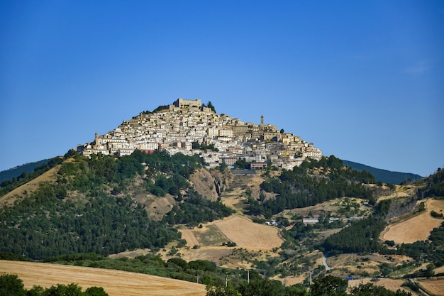 Vista panorâmica de Sant'Agata di Puglia, uma aldeia medieval no sul da Itália
