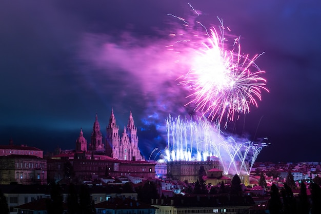 Vista panorâmica de santiago de compostela durante a celebração dos fogos de artifício do apóstolo santiago