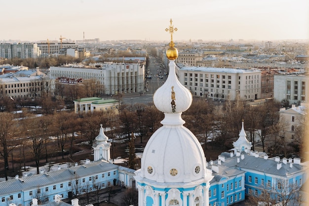 Vista panorâmica de São Petersburgo a partir do deck de observação do sotão da catedral de Smolny